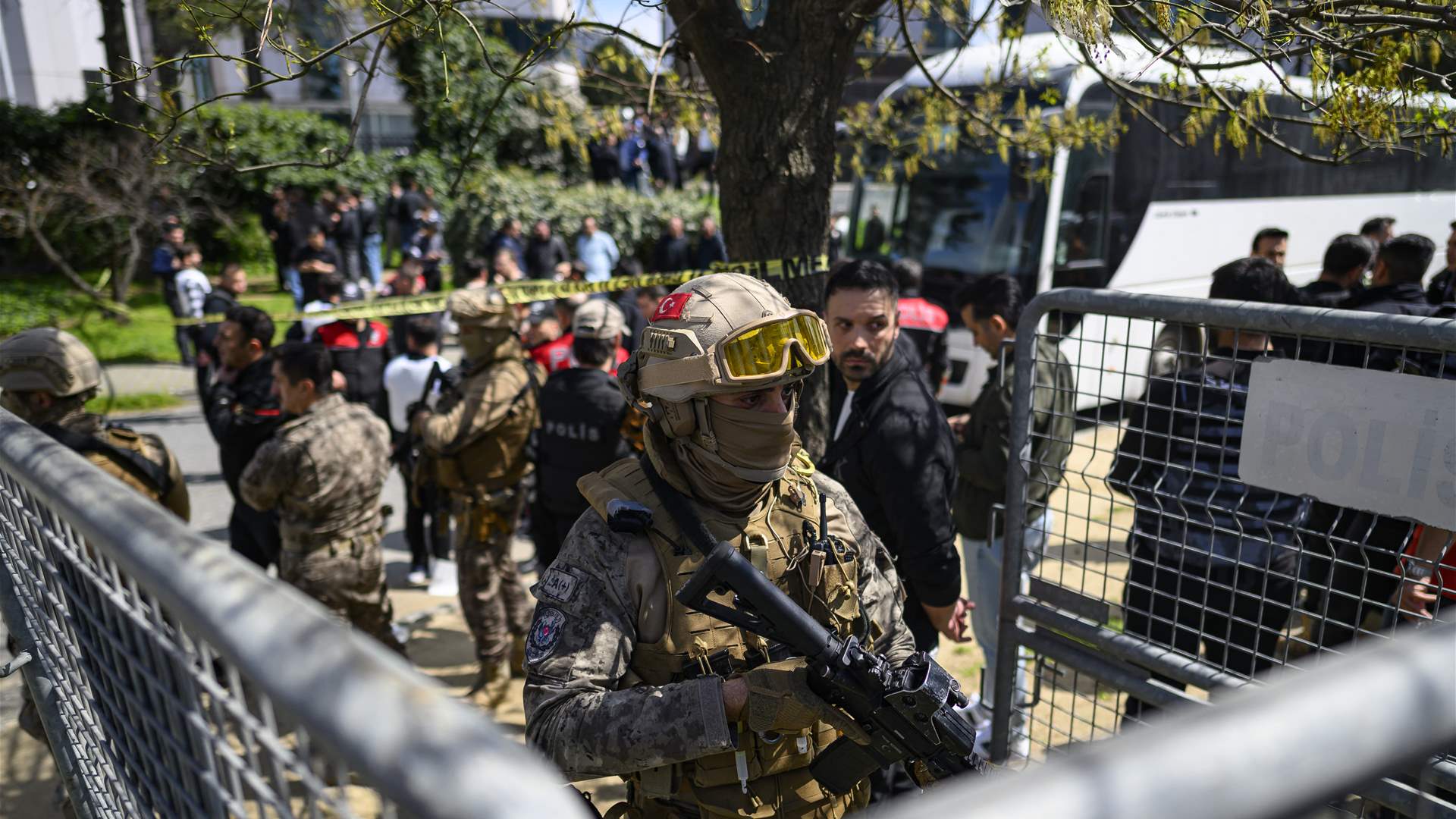 الداخلية التركية: المسلح الذي قتل أمام القنصلية الإسرائيلية في اسطنبول "على صلة بمنظمة إرهابية" 