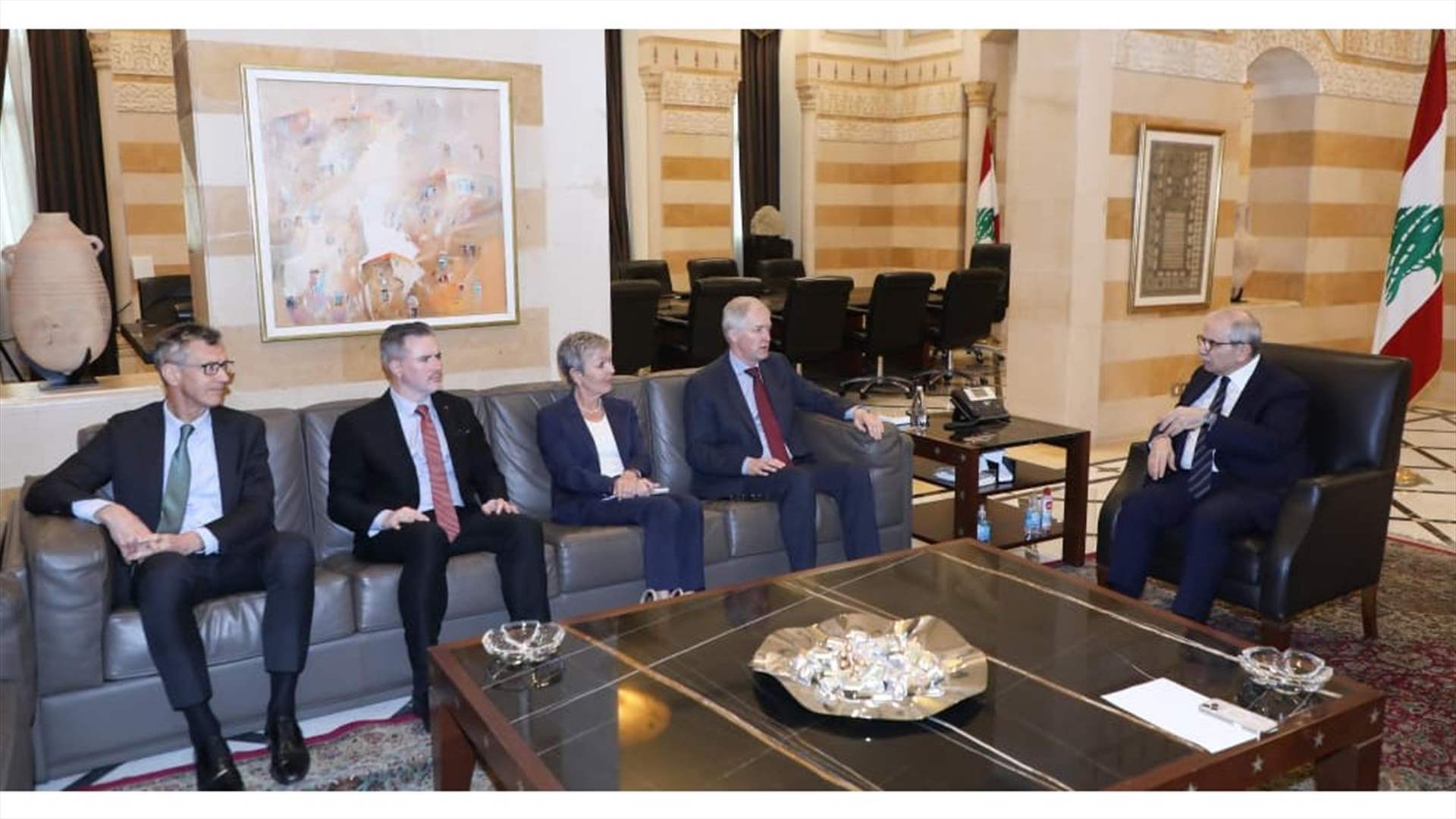 لقاء بين رئيس الحكومة و4 سفراء بحث في مرحلة ما بعد انتهاء مهمة "اليونيفيل" والمفاوضات مع إسرائيل ومسار الإصلاحات المالية