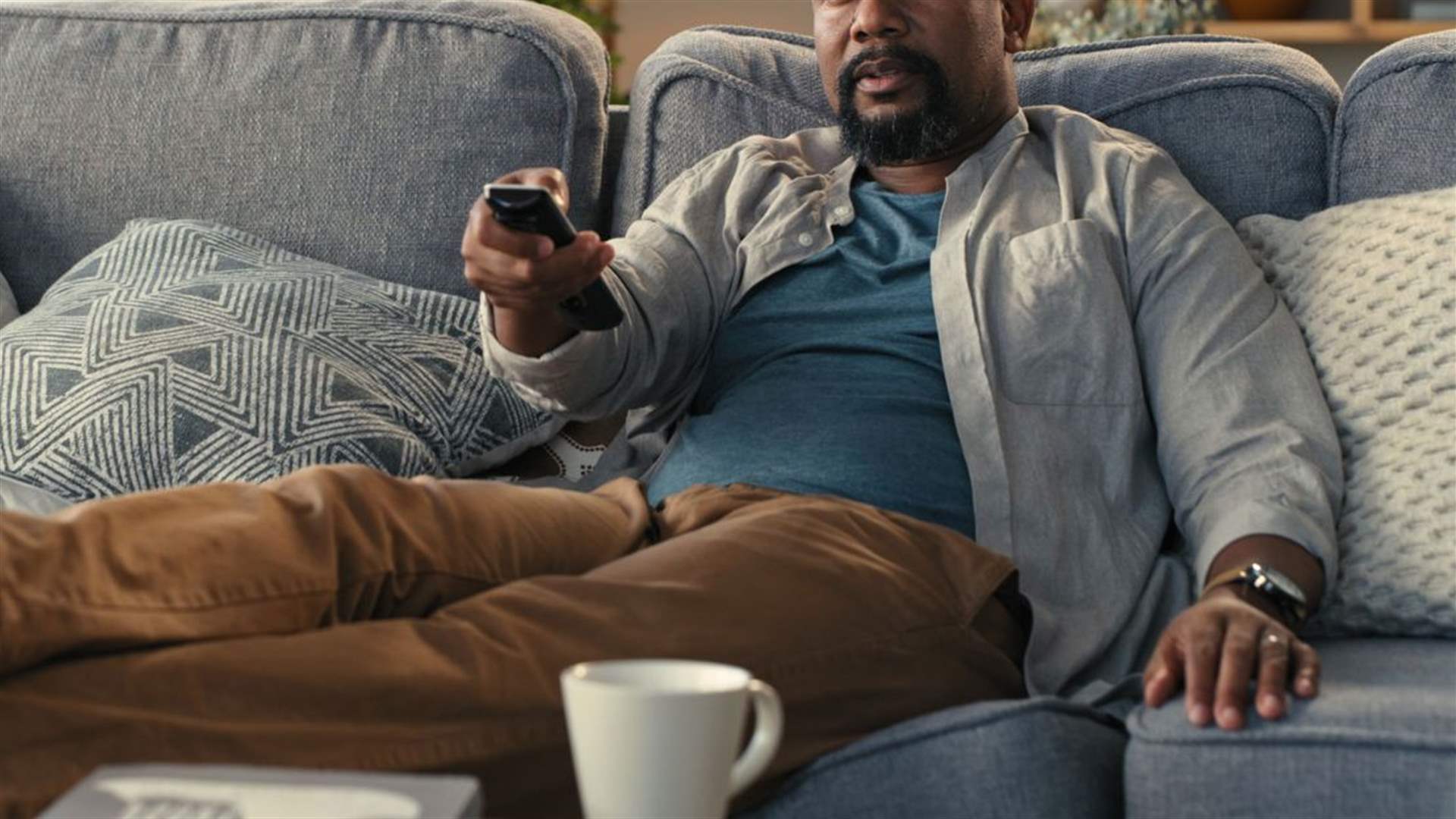 الجلوس الطويل خطر صامت… دراسة تكشف: أكثر من 8 ساعات يوميًا ترفع خطر الاصابة بهذا المرض بشكل مقلق