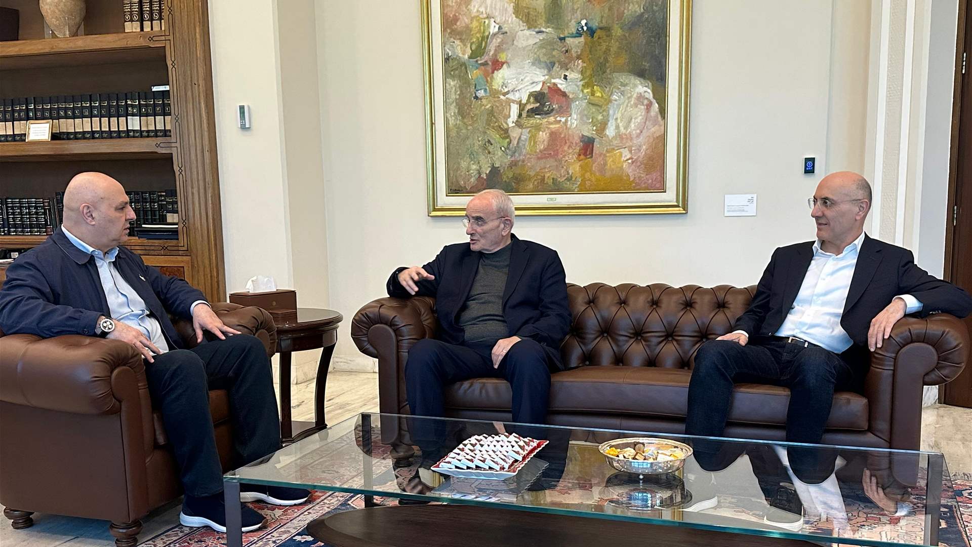 عون يبحث مع وزيري الدفاع والداخلية تعزيز الاستقرار والخطة الأمنية في بيروت