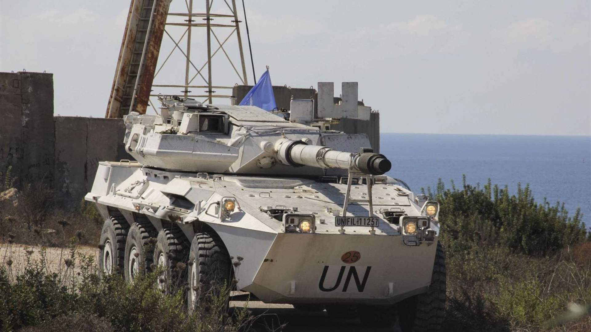 قوة يونيفيل تقول إن دبابة إسرائيلية صدمت آلياتها في جنوب لبنان
