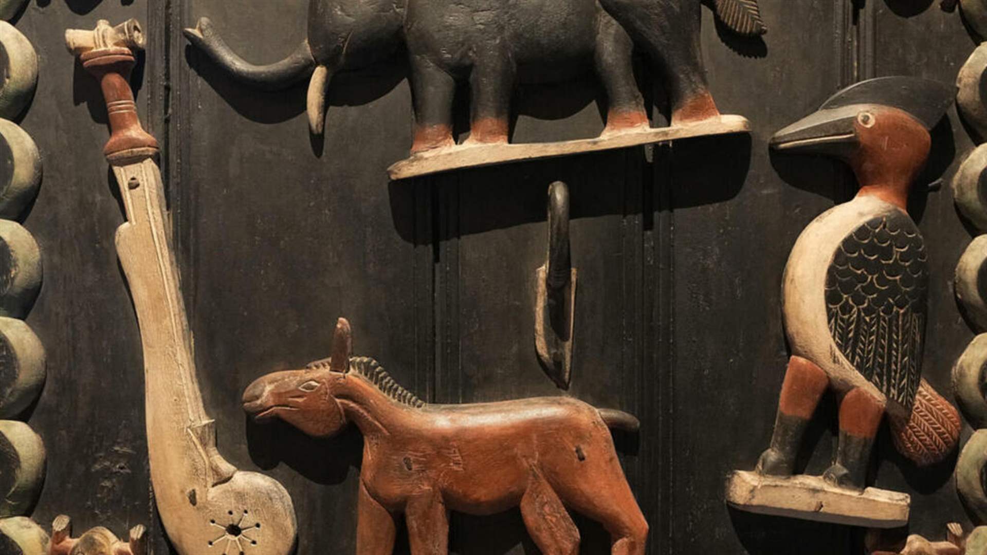 فرنسا تسعى إلى تسهيل إعادة القطع الفنية المنهوبة خلال الحقبة الاستعمارية