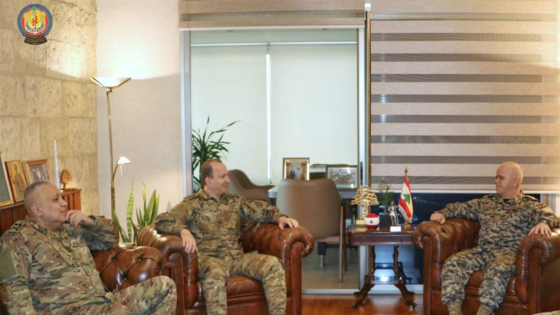 قائد الجيش يقدّم التعازي بشهداء أمن الدولة