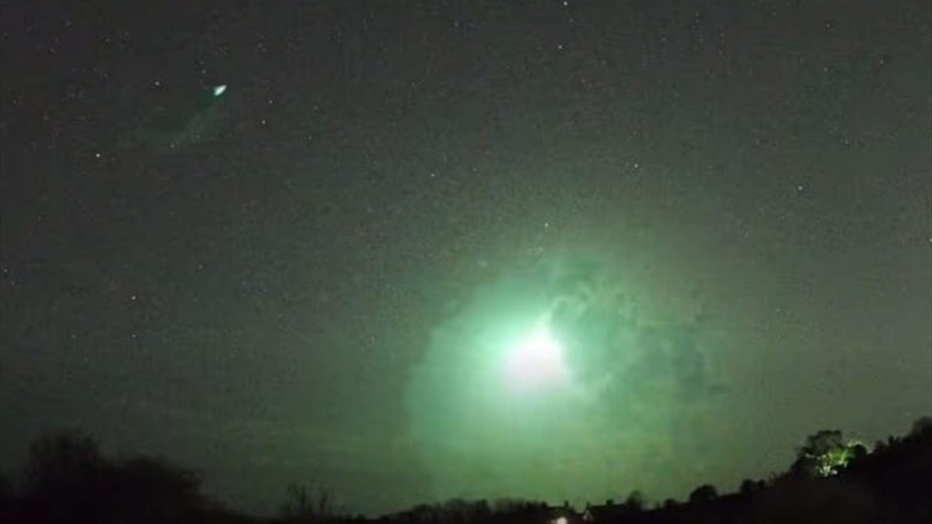 كرة نارية خضراء تُضيء سماء بريطانيا… ظاهرة غامضة تُثير الذعر قبل كشف حقيقتها (فيديو)