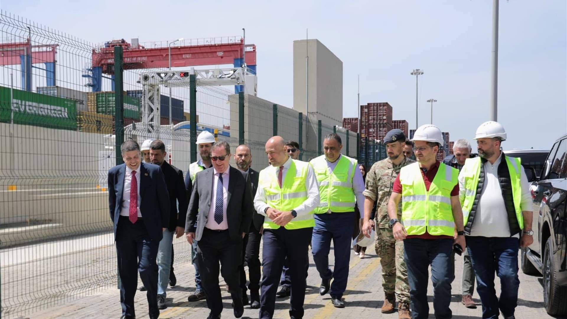 السفير البريطاني يؤكد استعداد بلاده لدعم مرفأ بيروت في مسار تطوير وتعزيز قدراته التشغيلية