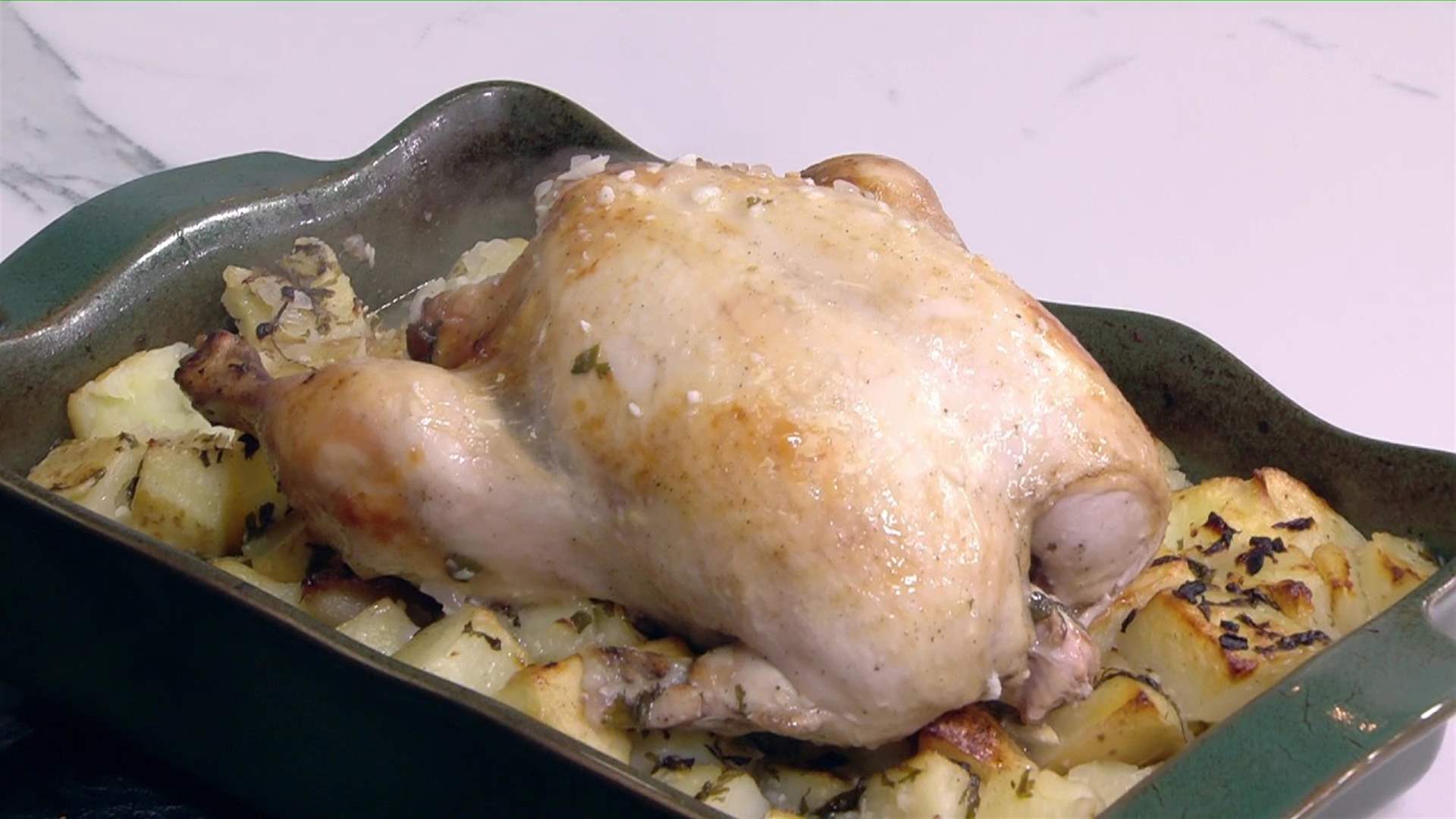 الفرّوج المشوي مع الحامض والثوم والبطاطا... طبق مميز على طريقة الشيف حنا طويل (فيديو)