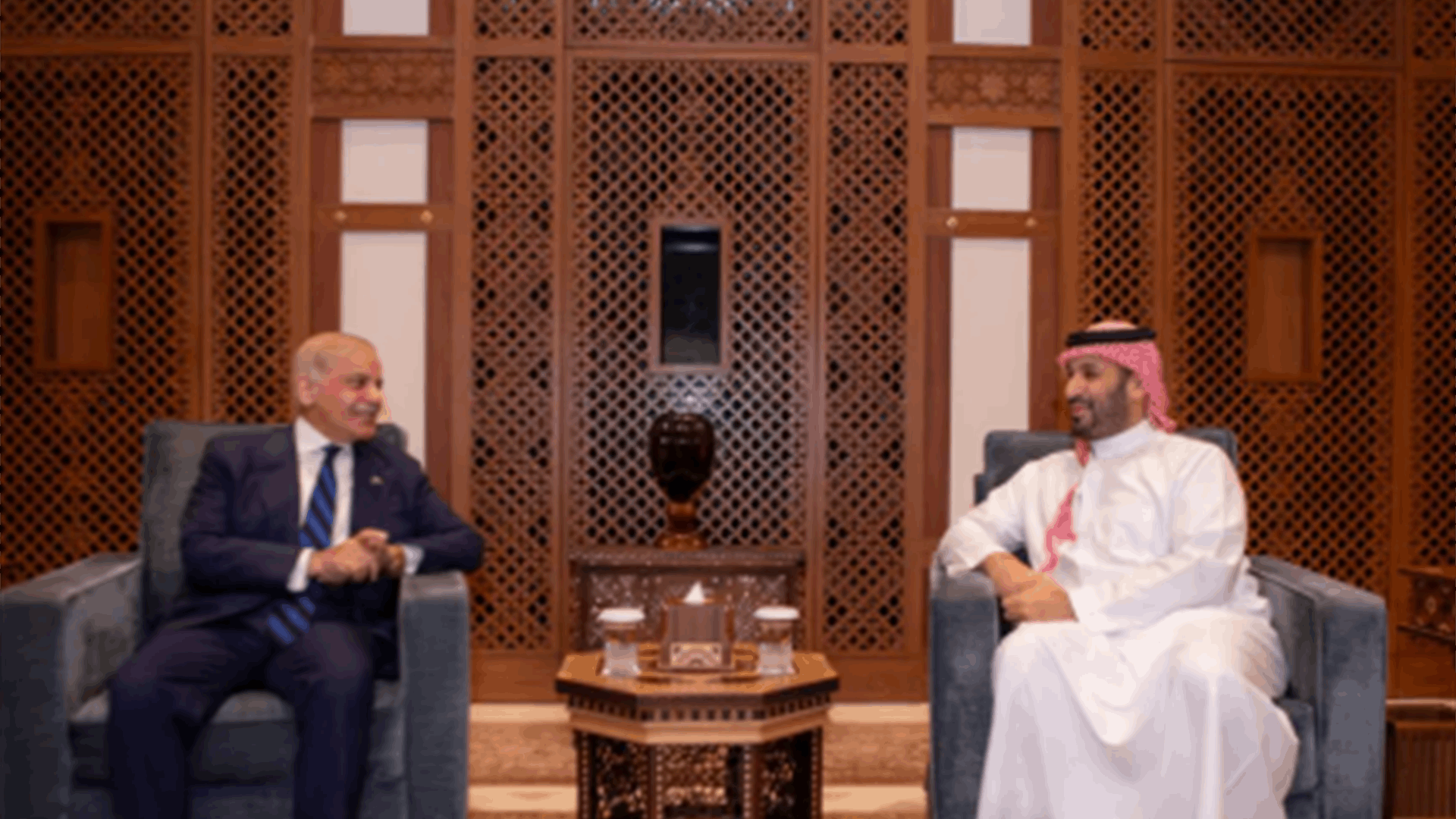 رئيس وزراء باكستان في السعودية... ولقاء مع بن سلمان