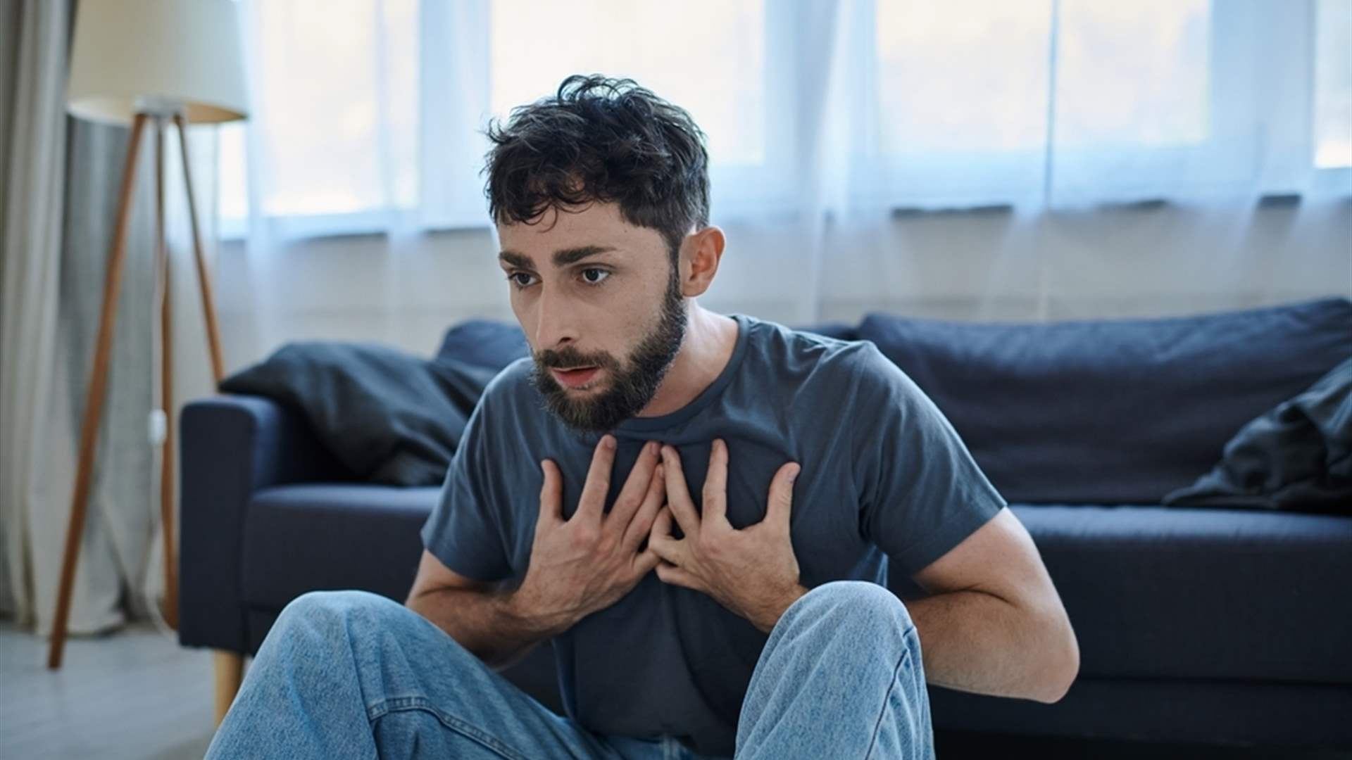 تبدأ بلا إنذار وتُشبه الأزمة القلبية... كل ما يجب معرفته عن نوبات الهلع