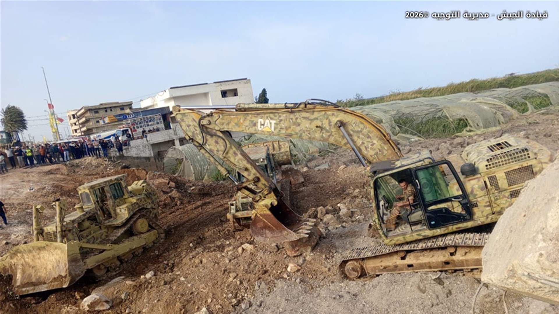 الجيش: وحدة مختصة تعمل على فتح جسر القاسمية البحري - صور بالكامل بالتعاون مع البلديات وجمعيات أهلية عقب استهدافه باعتداء إسرائيلي بتاريخ ٢٠٢٦/٤/١٦ وقد تمركزت إحدى الوحدات العسكرية في محيط الجسر