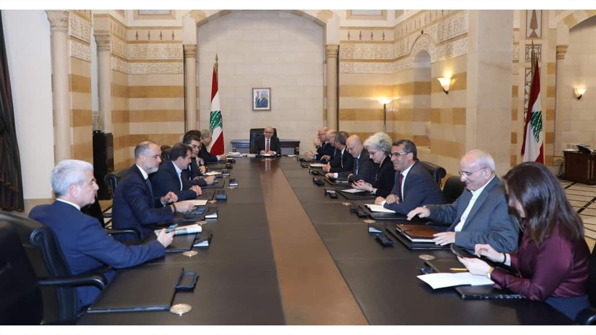 إجتماع وزاريّ في السرايا: عرض لوقف اطلاق النار وتسهيلات العودة