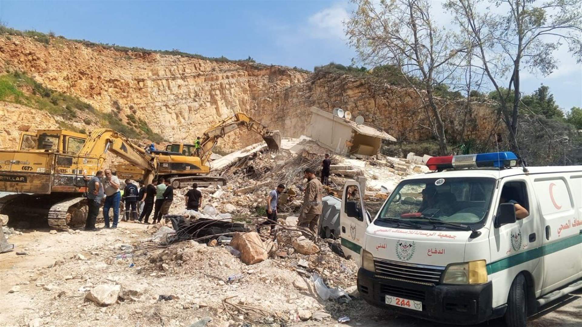 سحب جثامين ثلاثة شهداء واربعة جرحى من تحت ركام مبنى استهدف أمس في كفرملكي