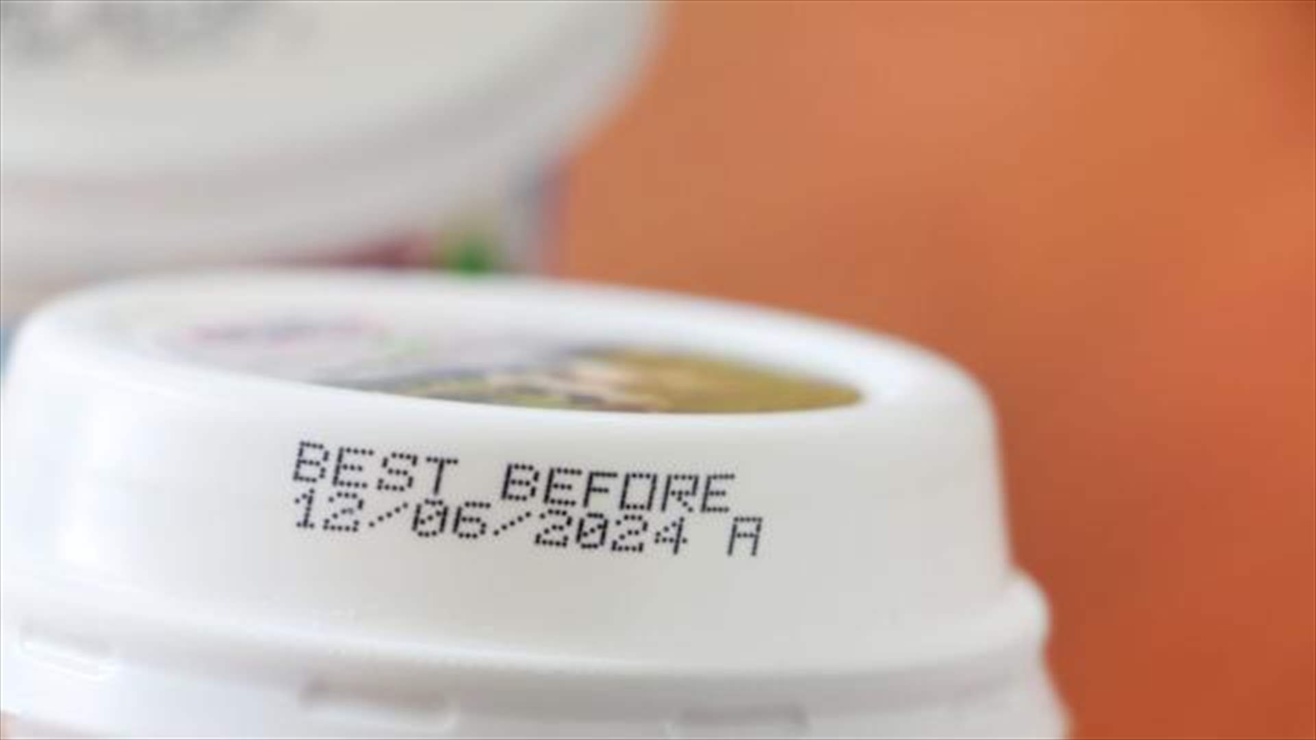 أطعمة يجب عدم تناولها بعد انتهاء صلاحيتها… وخبراء يحذّرون