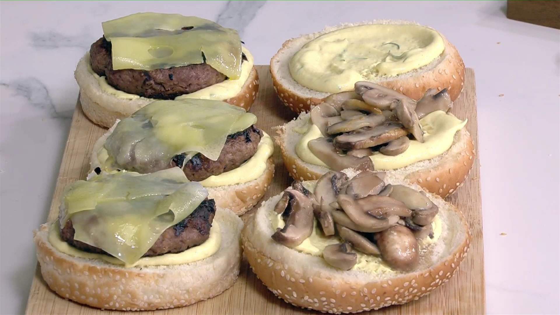 برغر الفطر مع الجبنة السويسرية وسندويشات الستيك... مائدة شهية على طريقة الشيف فادي زغيب (فيديو)