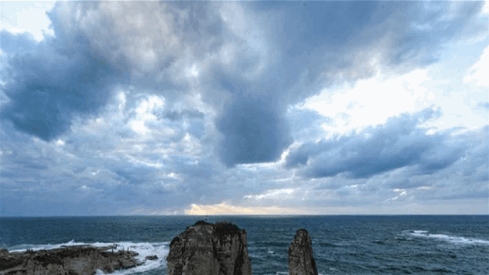 طقس متقلب مع انخفاض اضافي بالحرارة.. وعودة الاستقرار التام الثلاثاء