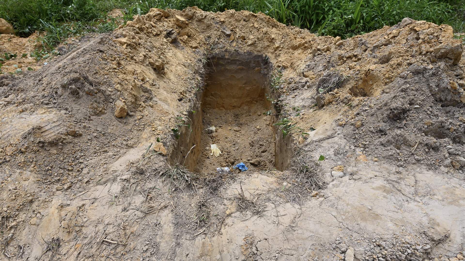 حادثة صادمة... العثور على جثث 50 طفلا وستة بالغين ملقاة بمقبرة في هذا البلد