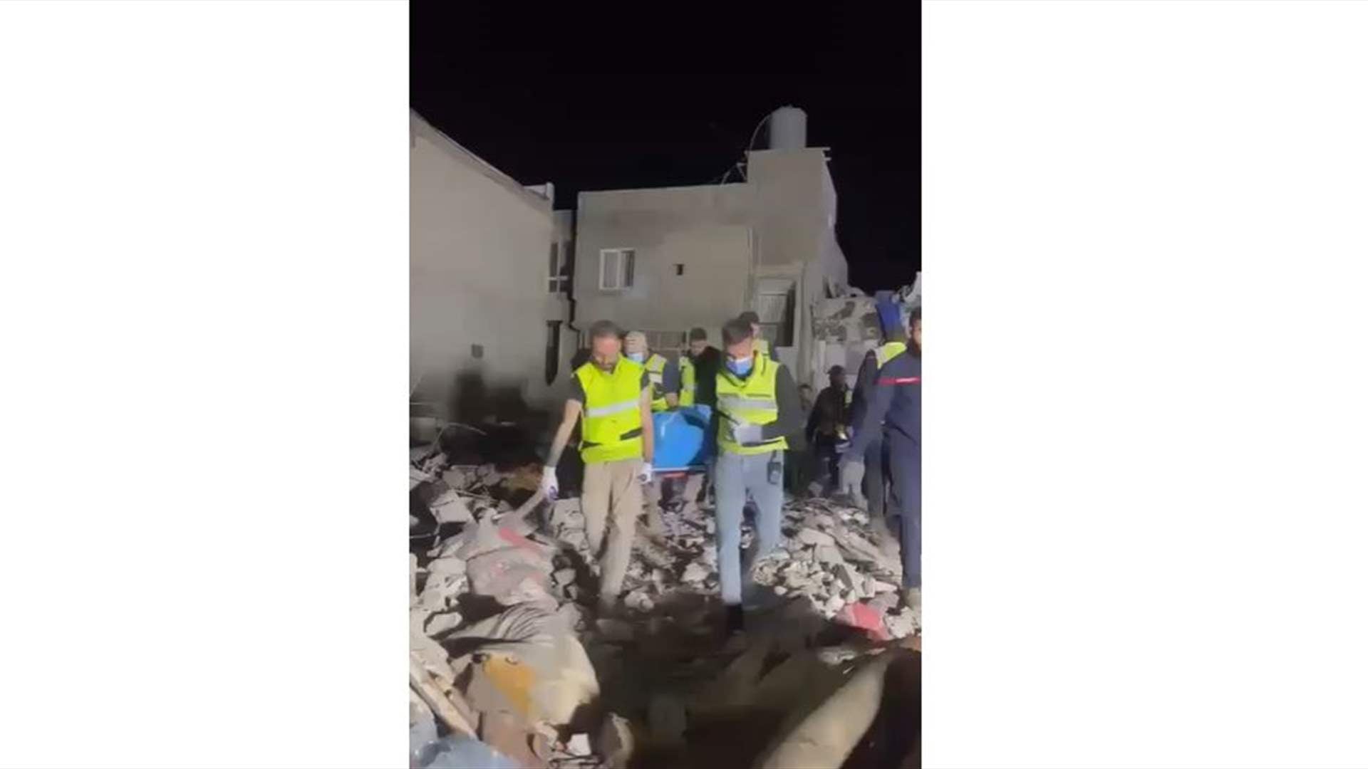 انتشال جثة شهيد من تحت أنقاض مبنى في صور