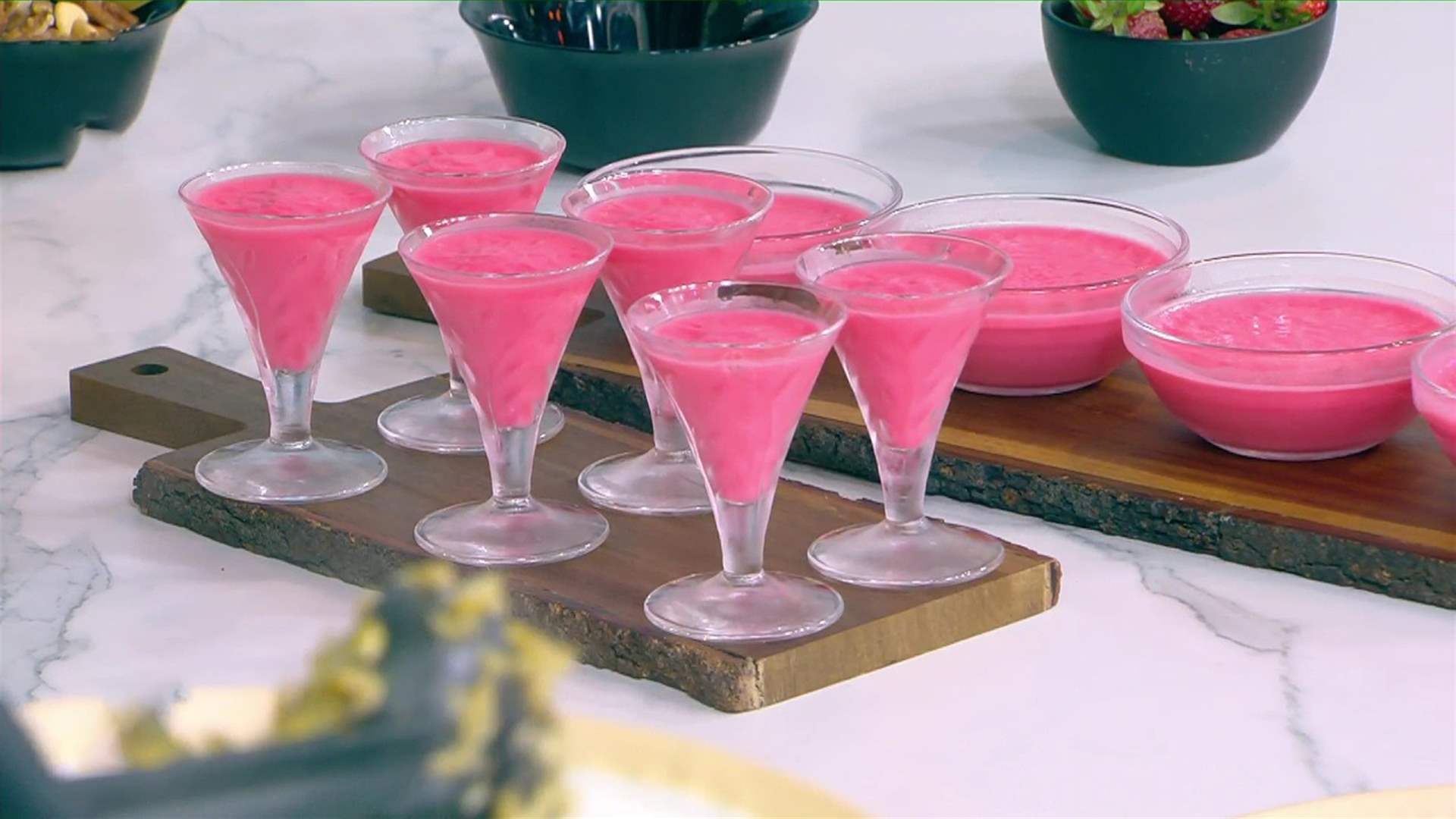 الفريكة بالدجاج وحلوى اللبن اليوناني مع الجيلاتين... إليكم طريقة التحضير مع الشيف فادي زغيب (فيديو)