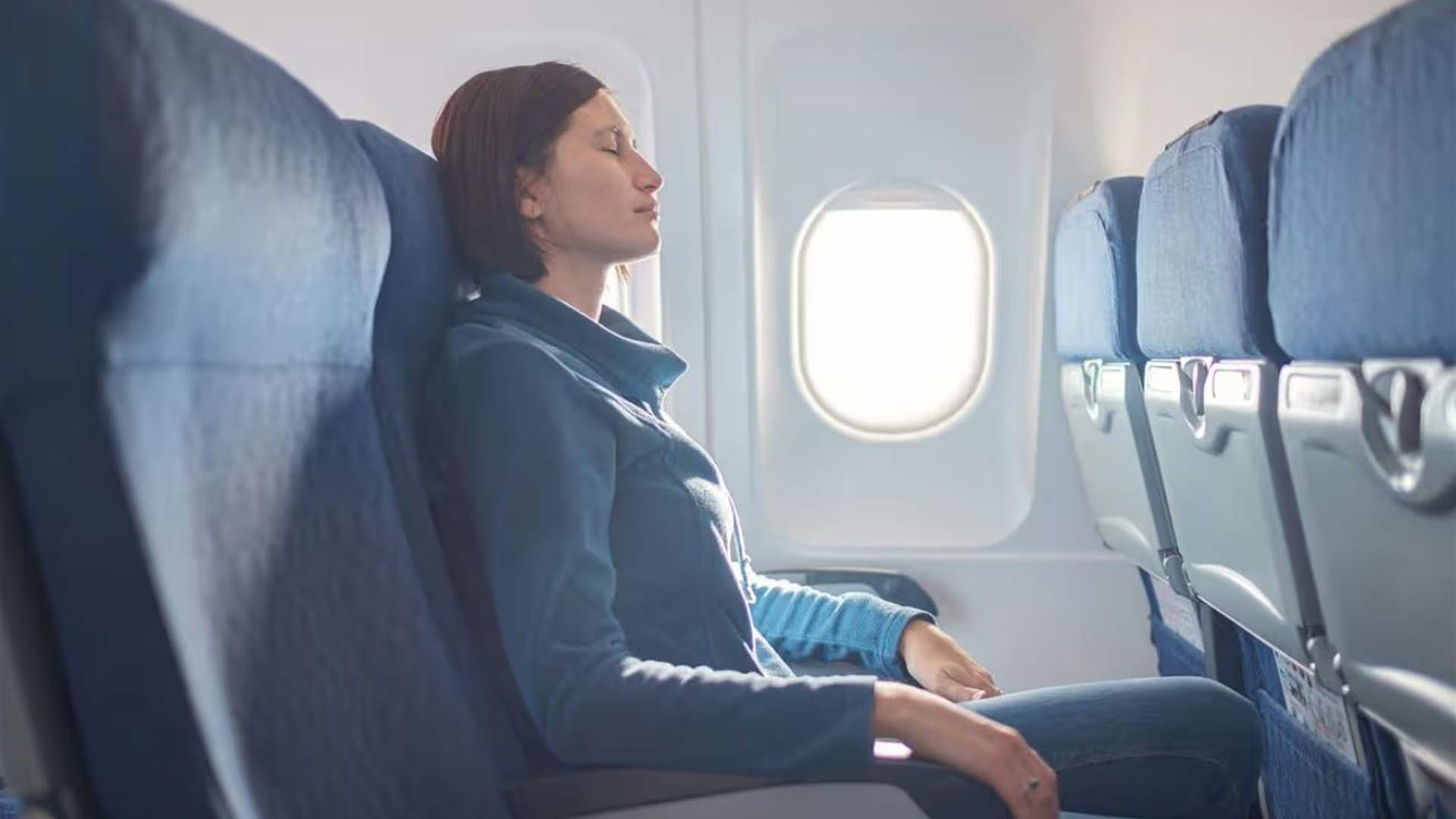 مضيفة طيران تكشف عن "أسوأ" المقاعد على متن الطائرة... إليكم سر الرحلة المريحة!