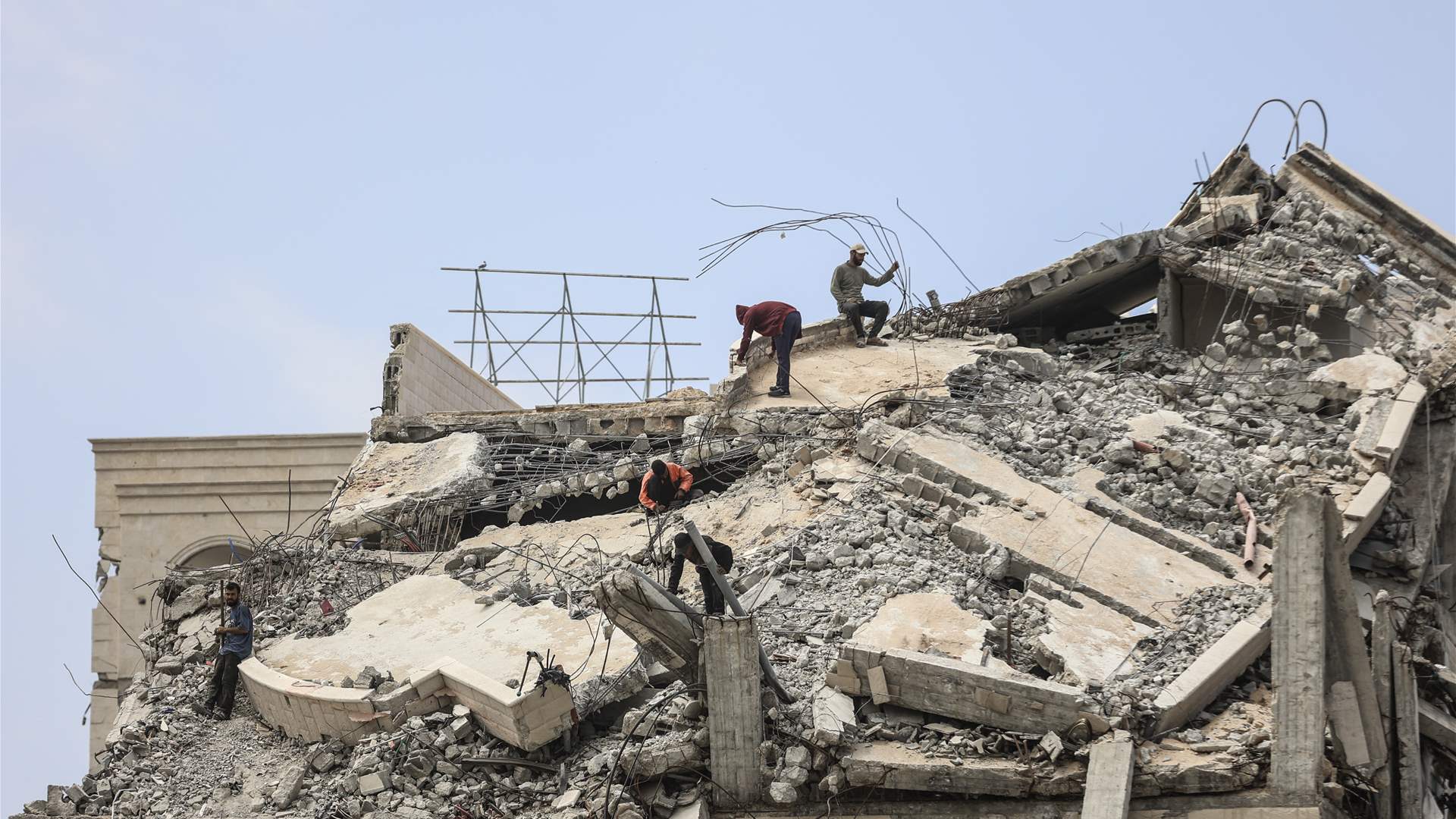 الدفاع المدني في غزة: استشهاد ثلاثة أشخاص بقصف إسرائيلي على القطاع