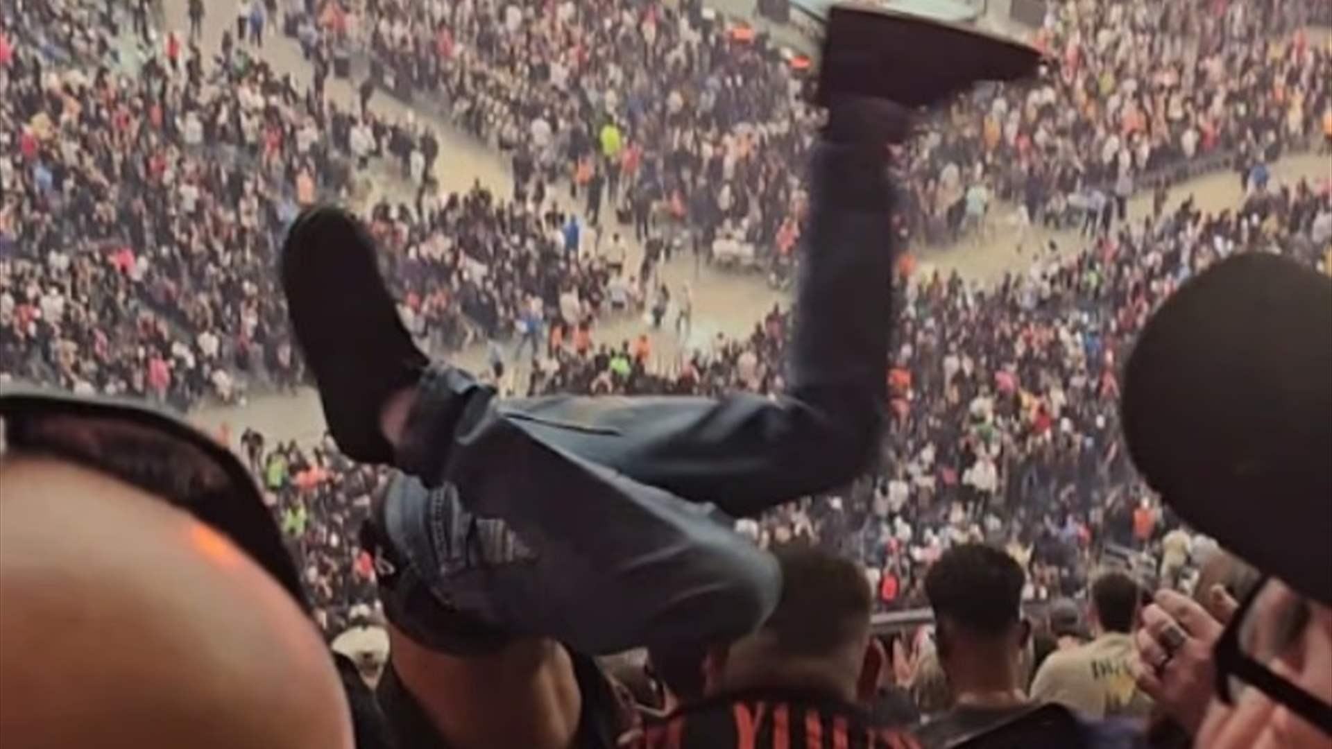 خسارة نجمه المفضل أسقطته من المدرجات... مشجع يشعل الإنترنت بسقوط صادم في ريسلمانيا (فيديو)