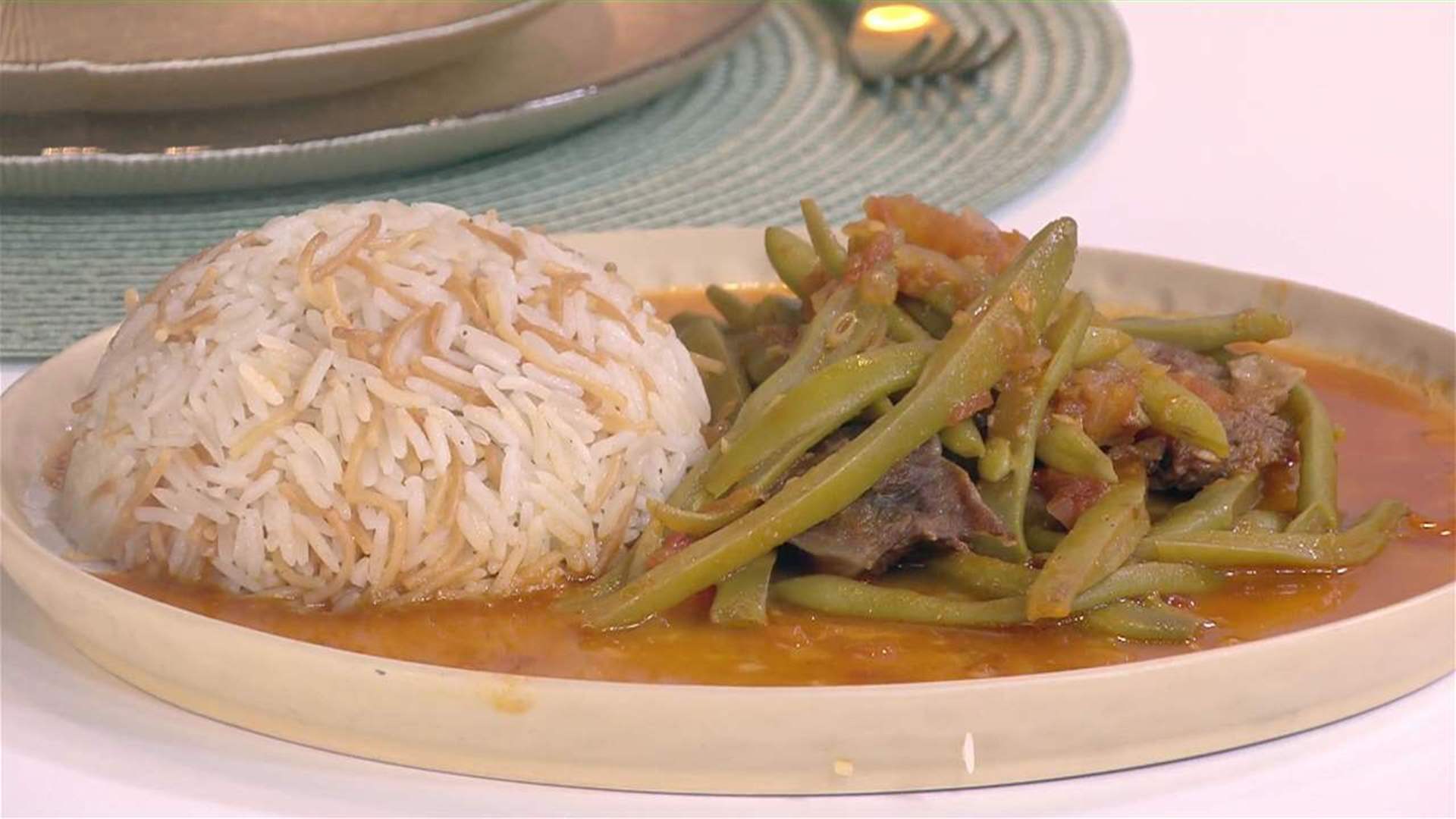 اللوبياء باللحمة... إليكم كيفية تحضيرها على طريقة الشيف حنا طويل (فيديو)