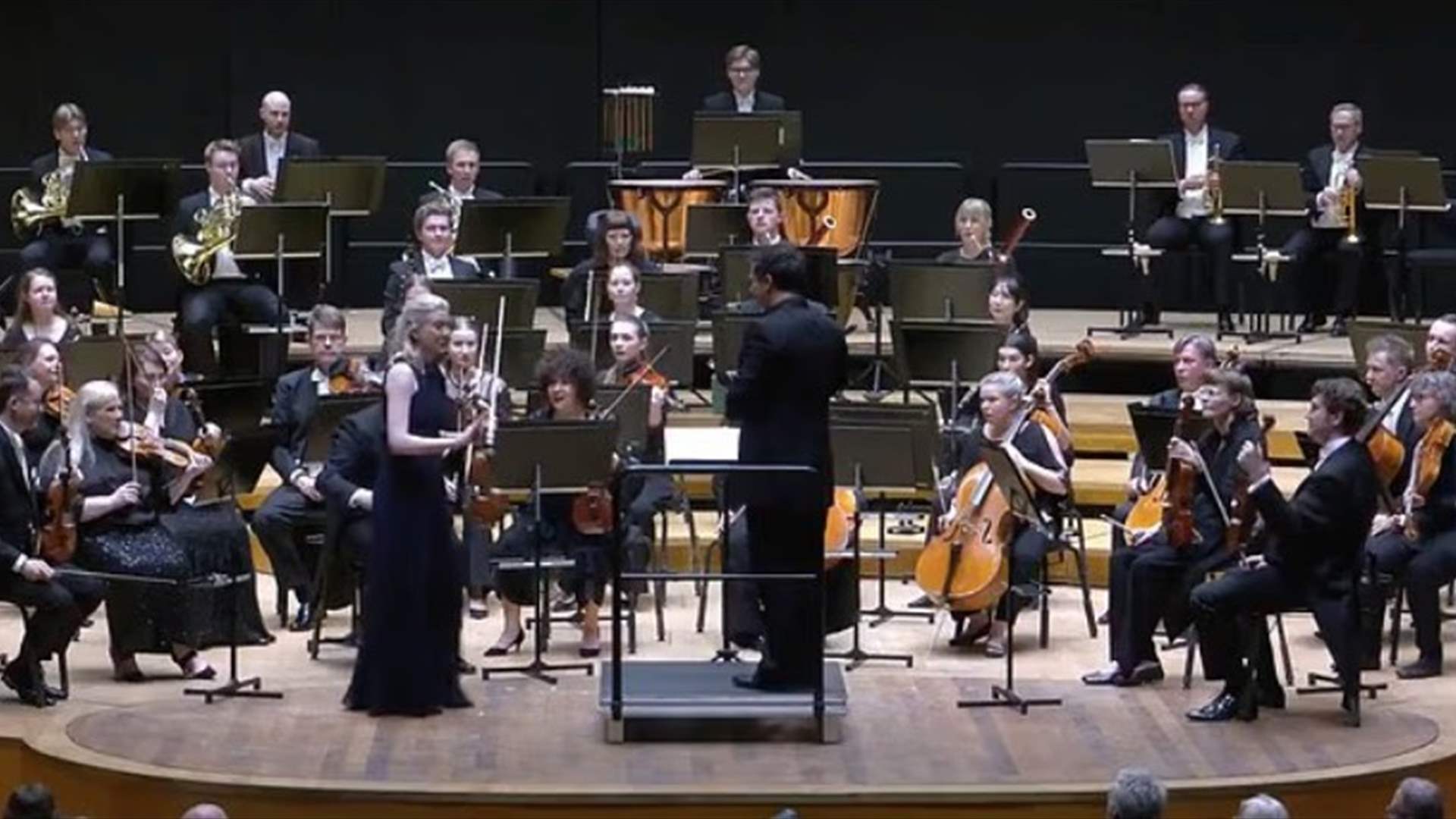 لحظة صادمة في حفل موسيقي... قائد أوركسترا يُسقط كمانًا نادرًا بقيمة مليون جنيه خلال حفل مباشر (فيديو)