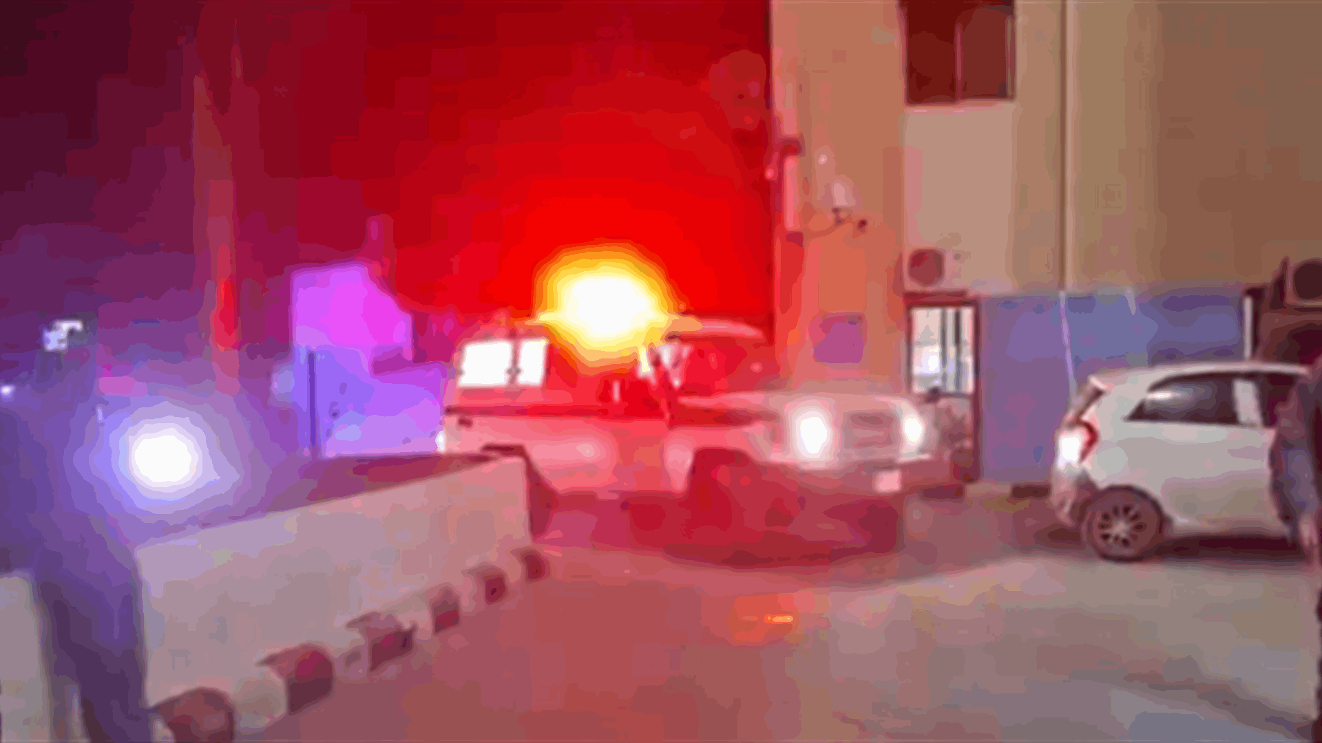 وصول جثمان الشهيدة امال خليل الى المستشفى