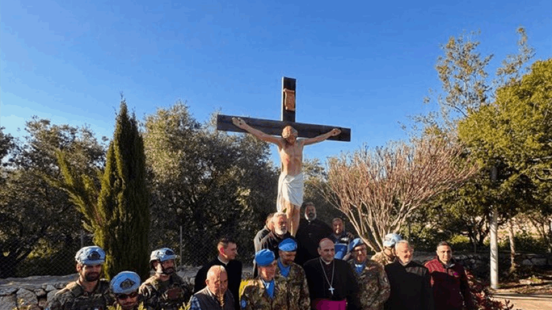 Debl residents raise new cross sent by Italy after original was destroyed by Israeli soldier
