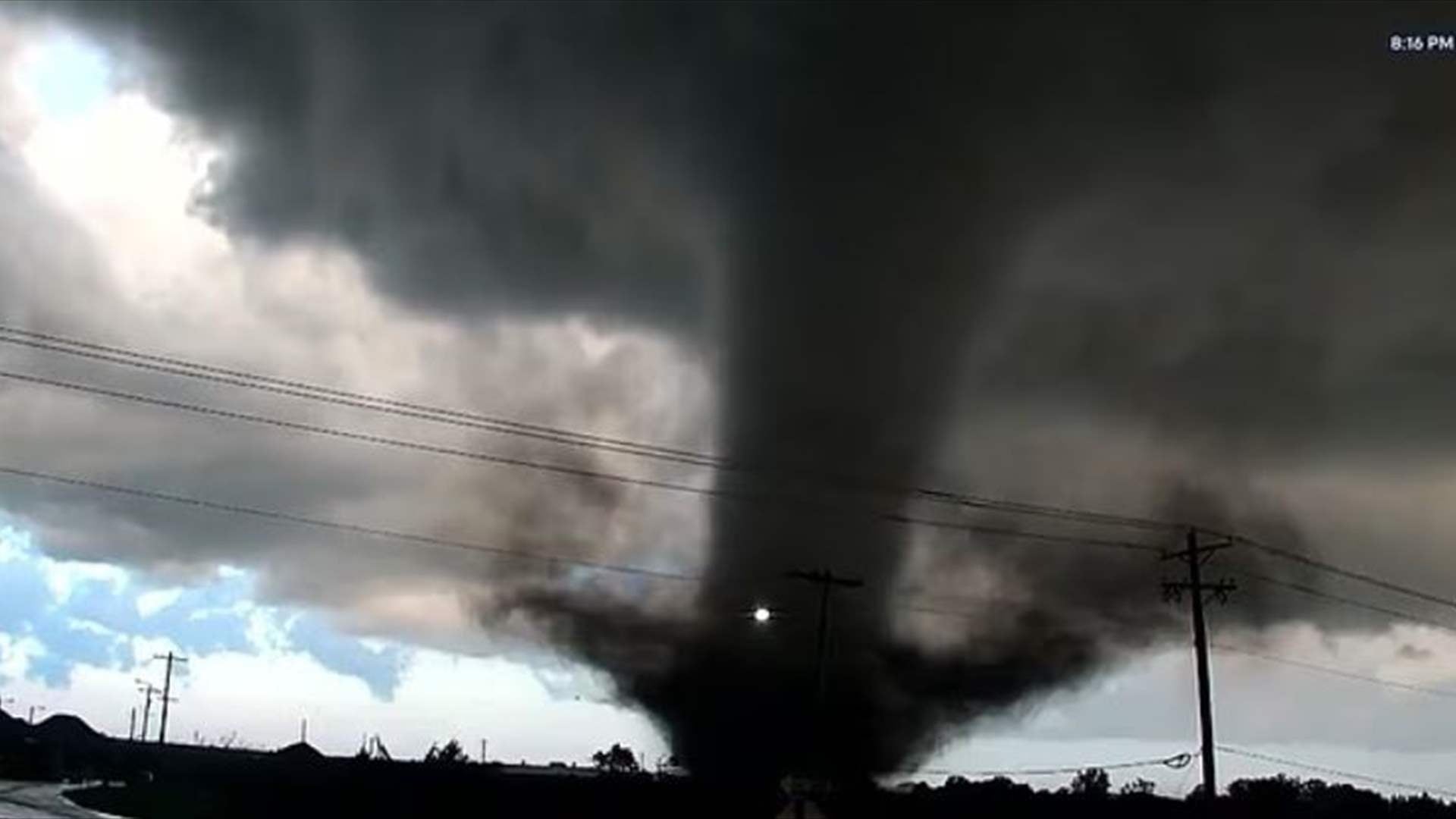 موجة من الأعاصير المدمرة تضرب أوكلاهوما... ومنازل تتحول إلى ركام في لحظات!