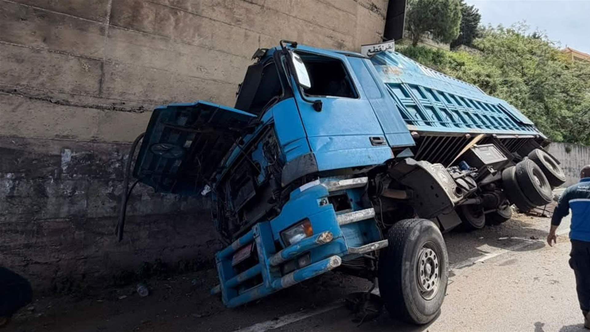 التحكم المروري: جريح نتيجة انقلاب شاحنة على أوتوستراد نهر ابراهيم - المسلك الشرقي وحركة المرور كثيفة في المحلة ودراج من مفرزة سير جونية يعمل على المعالجة