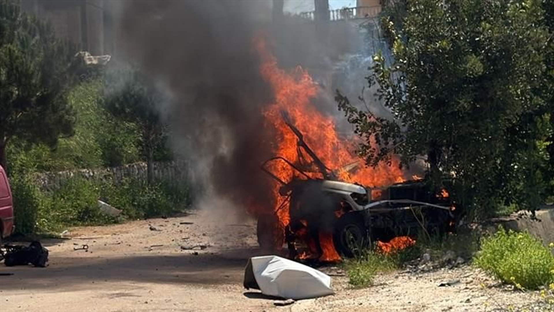 غارتان إسرائيليتان استهدفتا دراجة نارية وسيارة في بلدة يحمر 