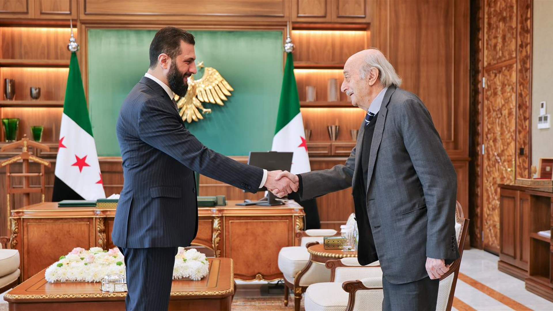 جنبلاط يلتقي الشرع: تأكيد على أهمية تطوير العلاقات اللبنانية السورية وفتح آفاق سياسية وإنمائية