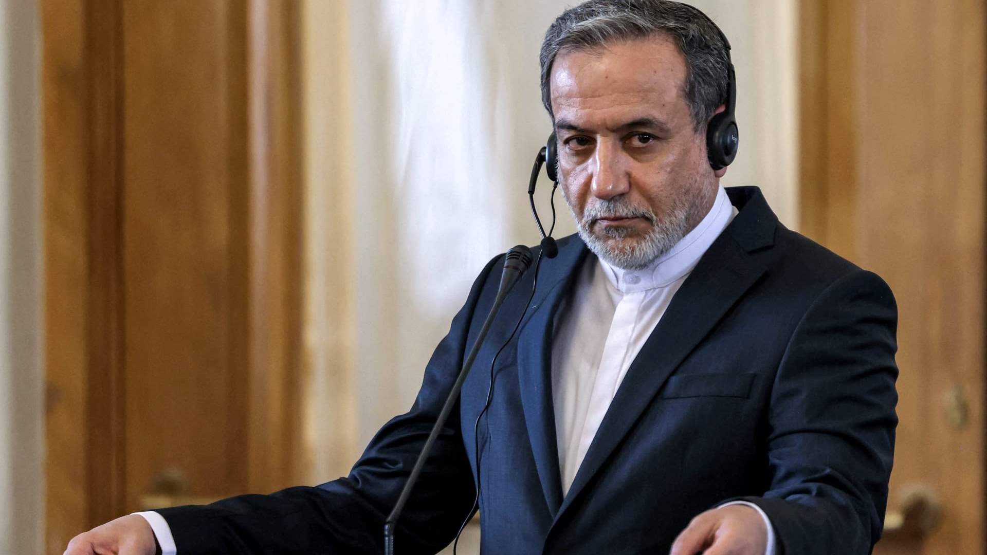 وزير خارجية إيران يبحث في مسقط الأمن في مضيق هرمز وإنهاء الحرب 