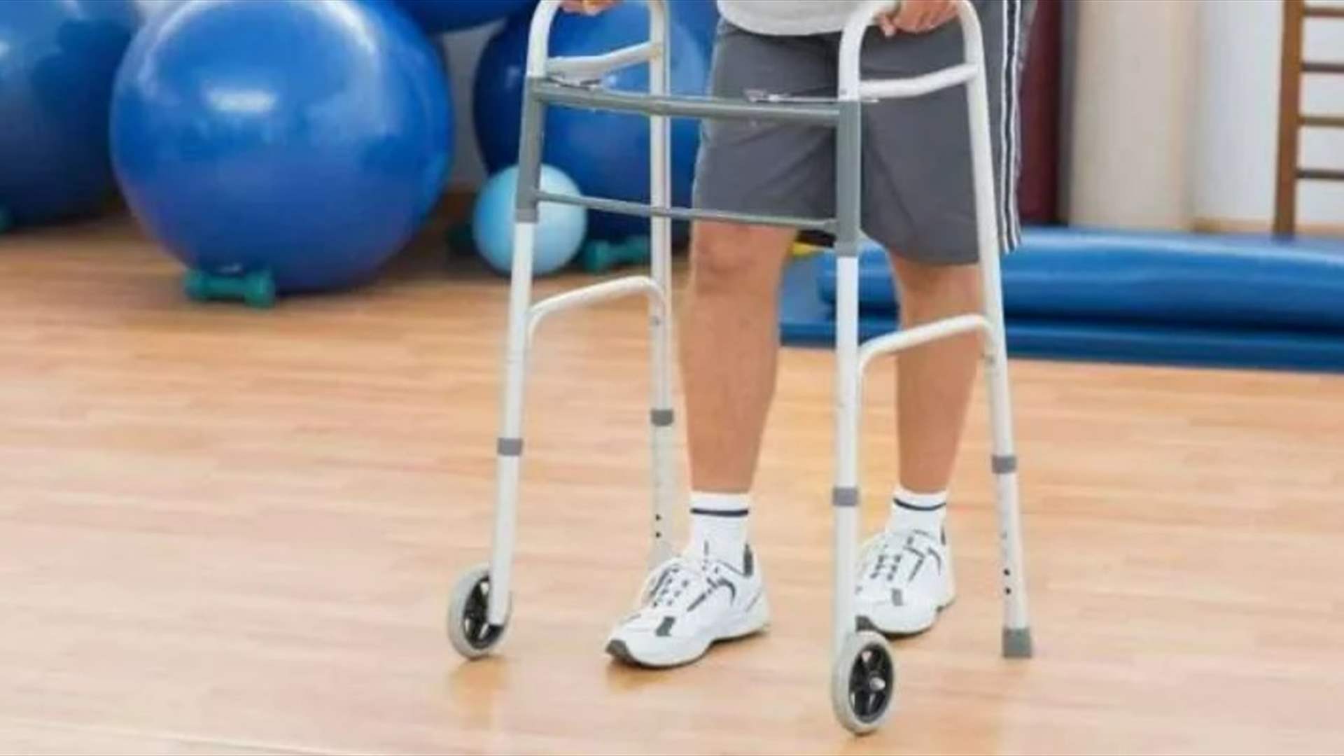 ظهور نجم عالمي مستخدمًا جهازًا للمشي... ومخاوف بشأن حالته الصحية (صورة)