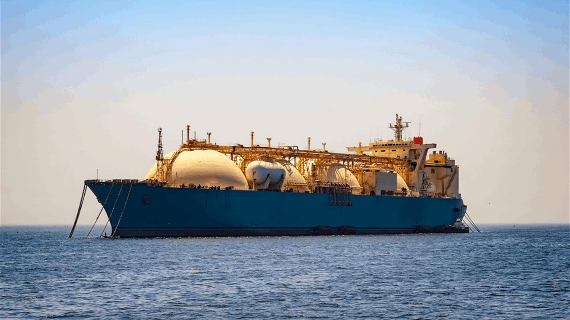 ناقلة محملة بالغاز الطبيعي المسال تخرج من الخليج لأول مرة منذ إغلاق هرمز 