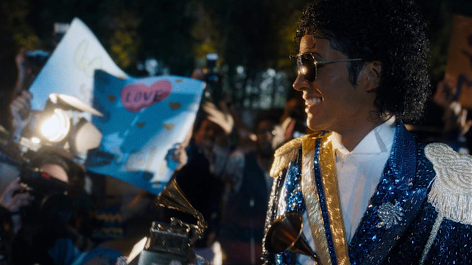 من الأزياء الأيقونية إلى حركة الـ"Moonwalk"... عشّاق مايكل جاكسون يحوّلون قاعات السينما إلى مسارح صاخبة!