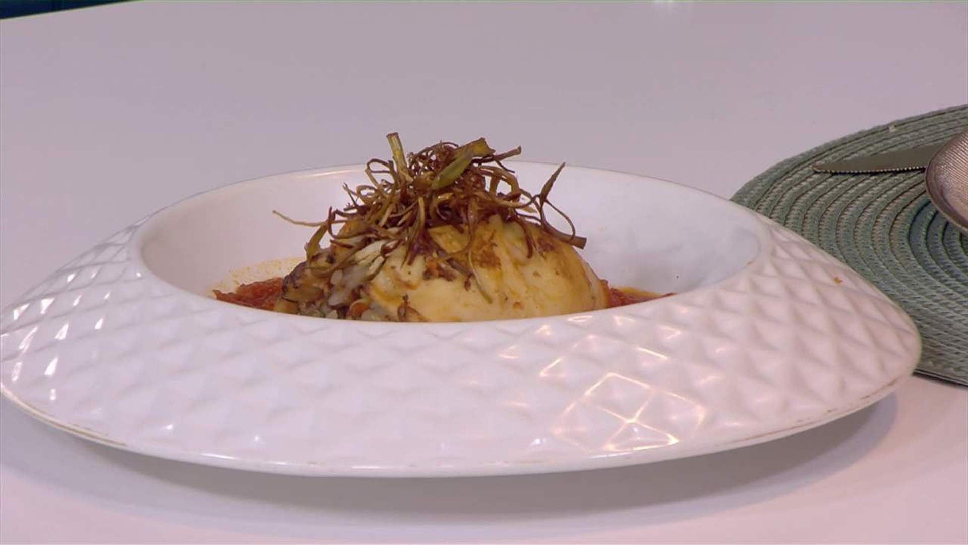 الكالاماري مع الصلصة الحمراء... وصفة لذيذة على طريقة الشيف حنا طويل (فيديو)