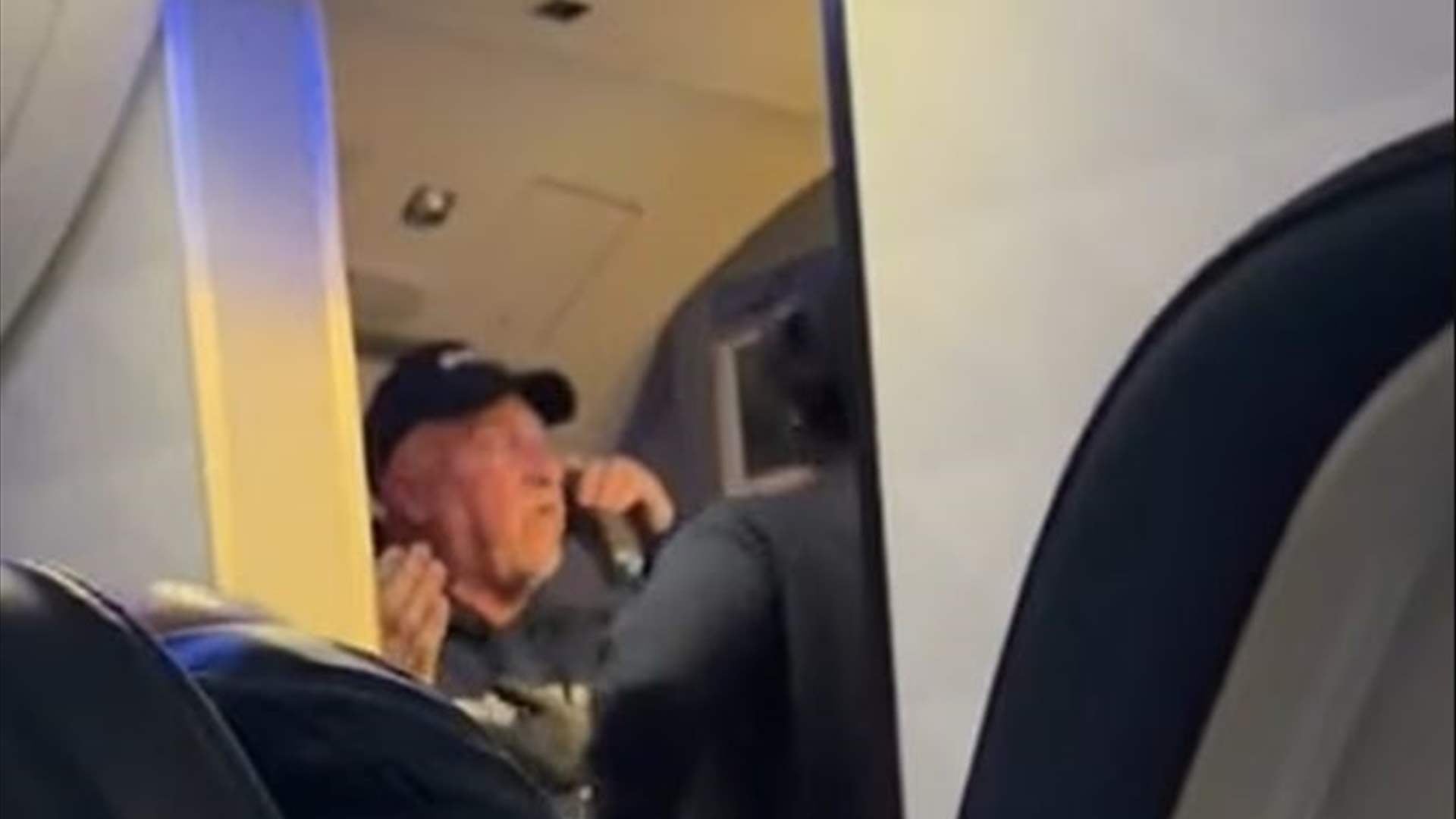 راكب يتسبب بفوضى عارمة على متن إحدى الطائرات... حاول فتح باب مخرج الطوارئ وهذا ما حصل!