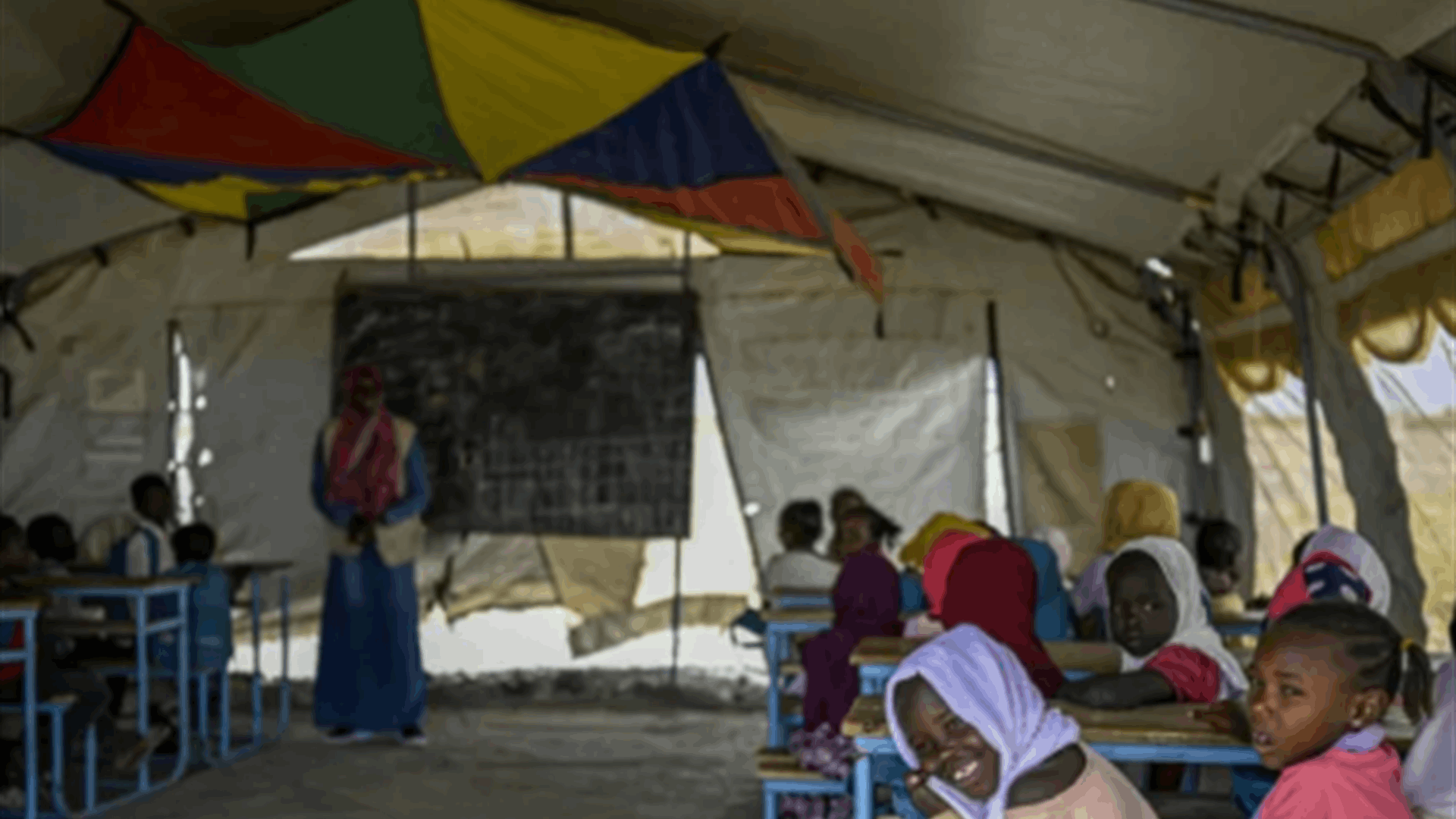 تلاميذ مدرسة مخيّم يسابقون الزمن لتعويض سنوات سرقتها منهم الحرب في السودان