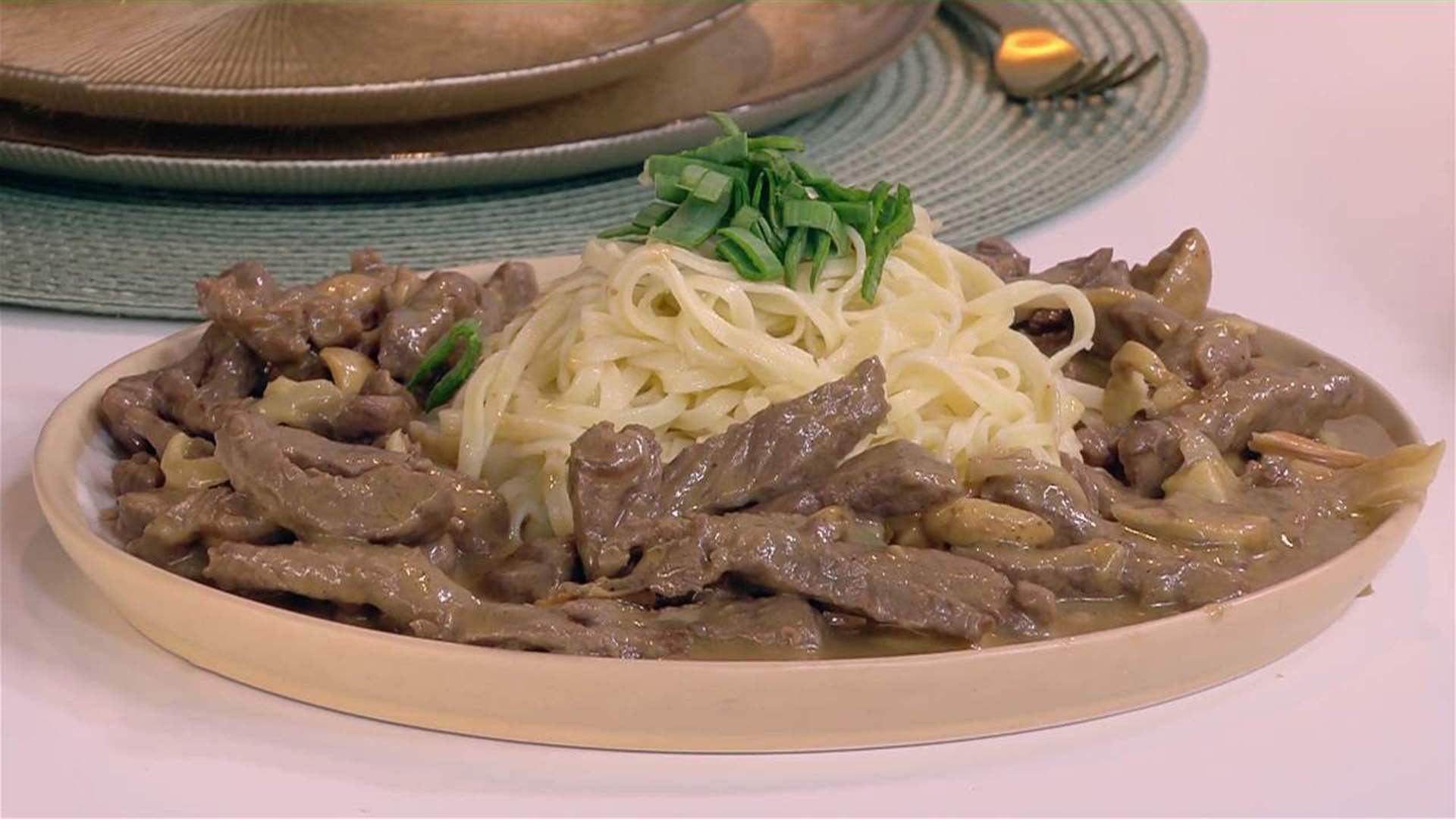 ستروغونوف باللحمة وكيك الجزر... أطباق لذيذة على طريقة الشيف فادي زغيب (فيديو) 