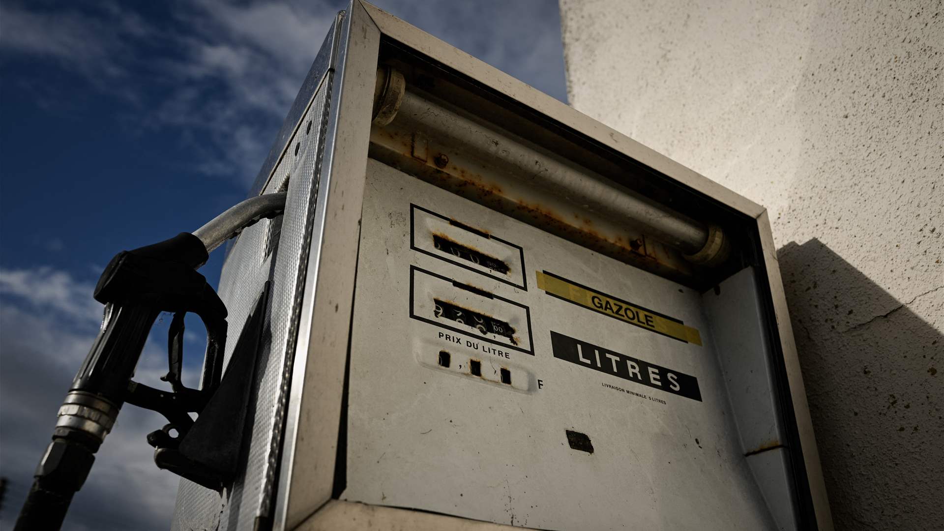 World oil prices drop 5% on hopes over US-Iran war talks