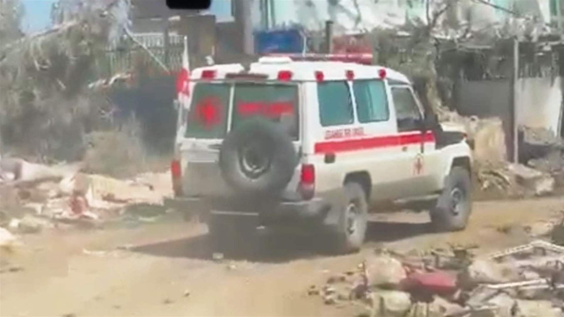 الصليب الأحمر أخلى مدنيين من ميفدون حاصرتهم الغارات الإسرائيلية