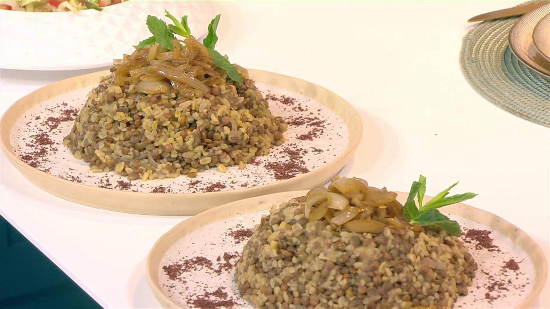 المجدرة مع البرغل والمحمرة وعيش السرايا... نكهات لبنانية شهية في مع الشيف فادي زغيب (فيديو)