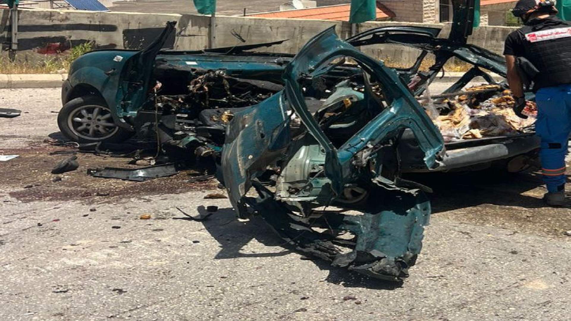 مسيرة إسرائيلية استهدفت سيارة رابيد تابعة لبلدية زبدين أثناء نقلها الخبز لأبناء البلدة الصامدين ما أسفر عن استشهاد شرطي البلدية وشخص أخر