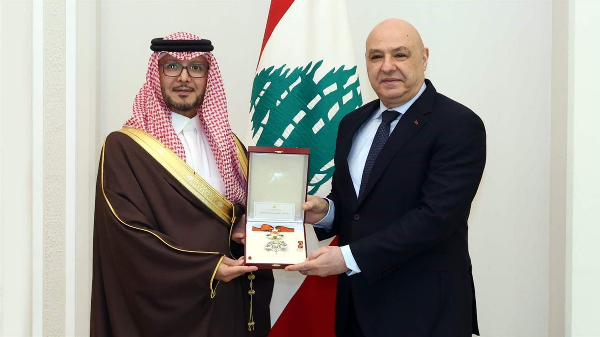 الرئيس عون قلّد السفير السعوديّ وسام الأرز الوطنيّ