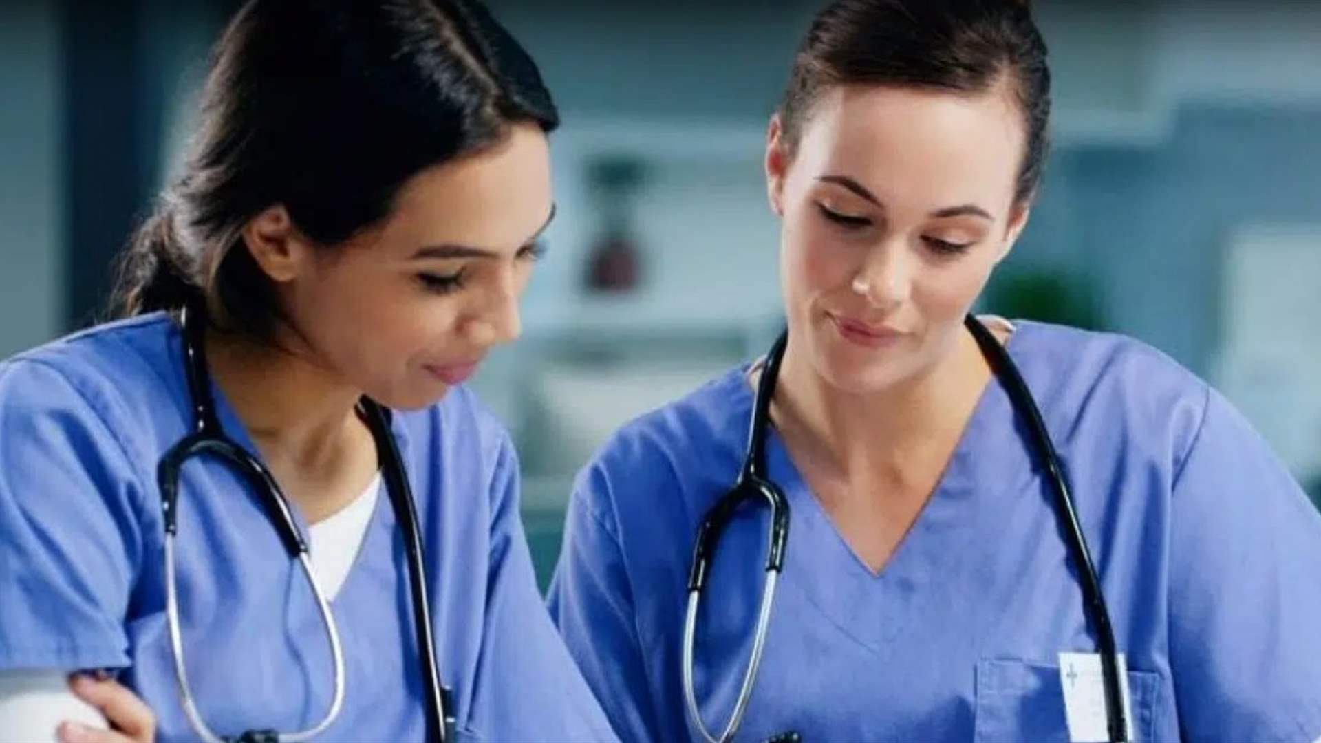 "السيدة حاملة المصباح" تلهم العالم... في اليوم العالمي للتمريض: جنود الرحمة في خط الدفاع الأول