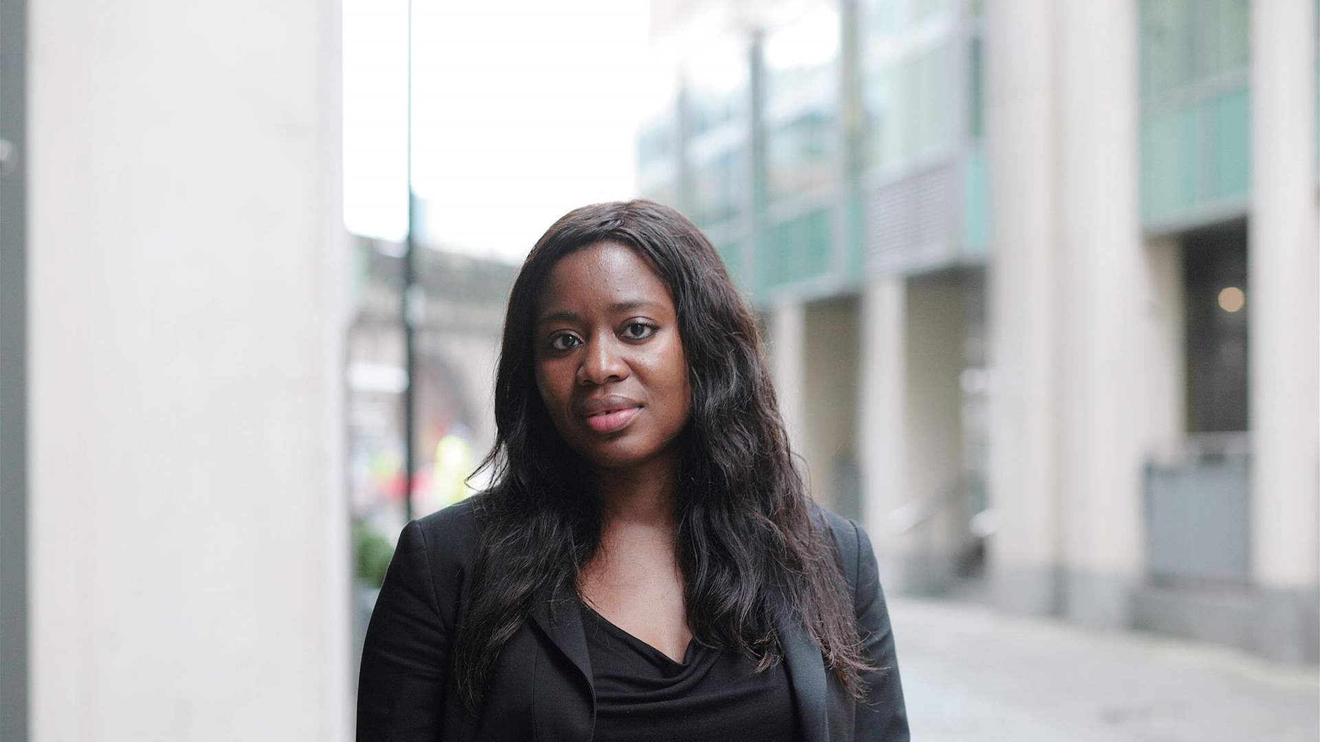 First UK junior minister resigns calling for Starmer to quit