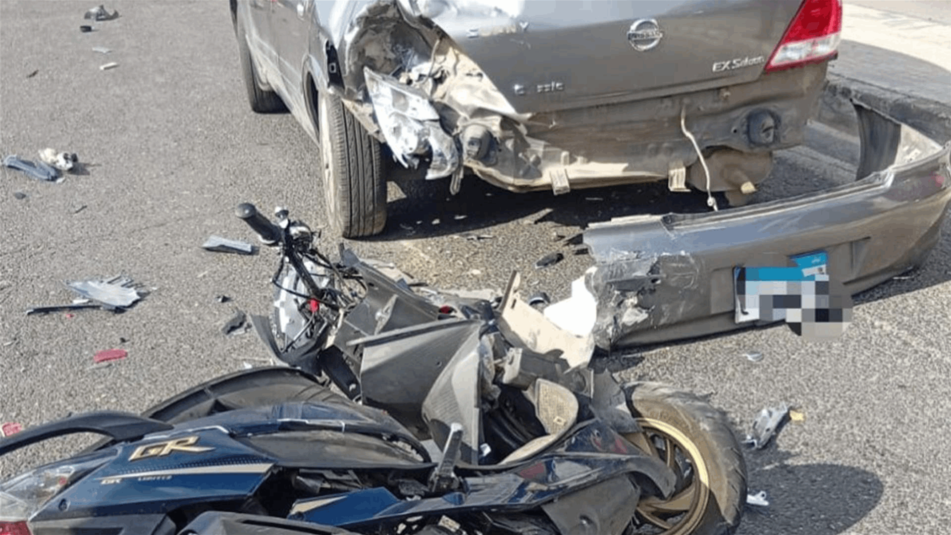 التحكم المروري: جريح نتيجة تصادم بين سيارة ودراجة نارية على أوتوستراد أنطلياس وحركة المرور كثيفة ودراج من مفرزة سير الجديدة يعمل على المعالجة