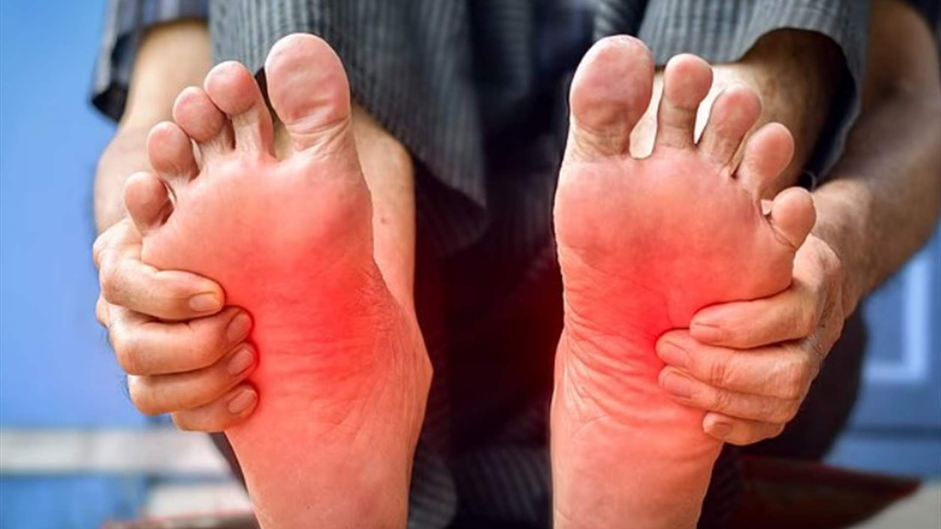 حرقان القدمين قد يكشف مرضاً خطيراً... أطباء يحذرون من تجاهل الأعراض