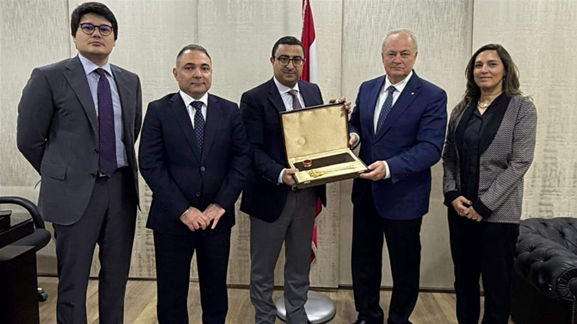 السفير الروسي يهنّئ مدعي عام التمييز ويقدّم له درعاً تقديرياً